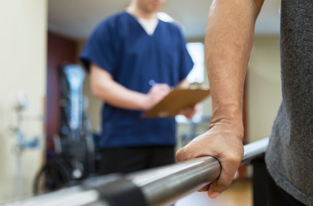 Adultos mayores, agotados por tener que organizar tanta atención médica