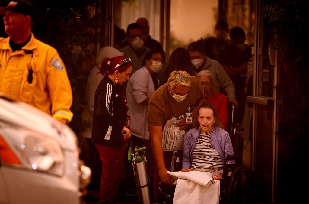 Médicos y enfermeras siguen haciendo su trabajo, mientras los incendios jaquean el sistema de  salud de Los Ángeles